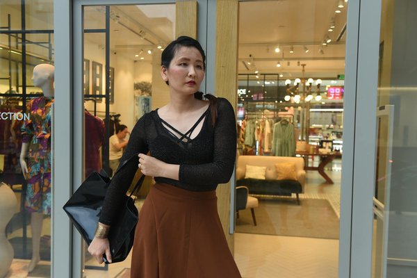 Transform your casual wardrobe: expert tips for infusing glamour into everyday style